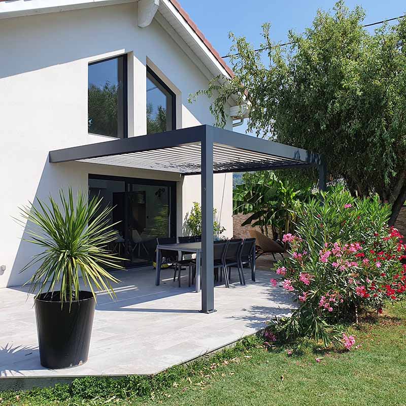 Pergola bioclimatique aluminium sur terrasse